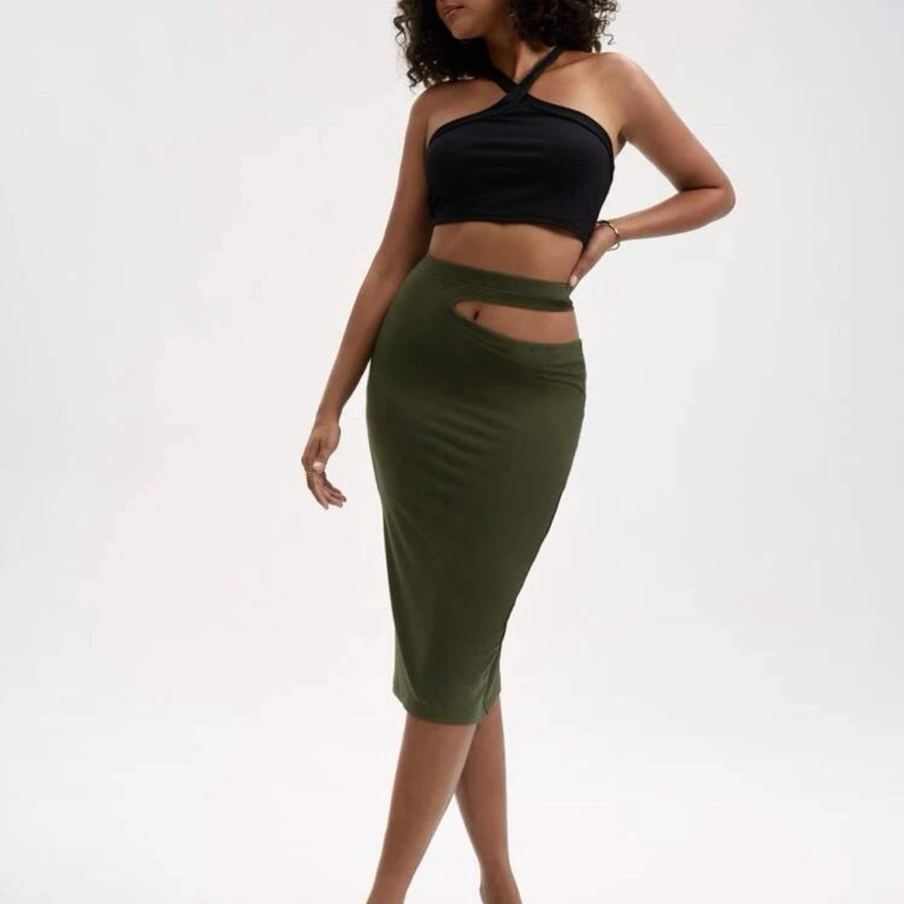 Cutout solid pencil skirt
